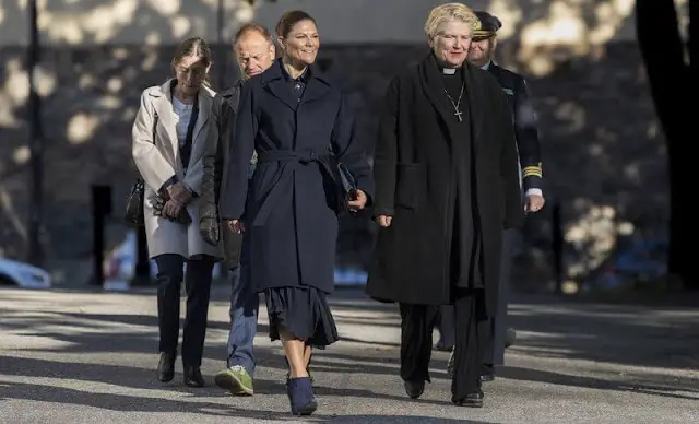 Crown Princess Victoria wore a navy blue coat by H&M. The Crown Princess wore a pleated skirt by H&M