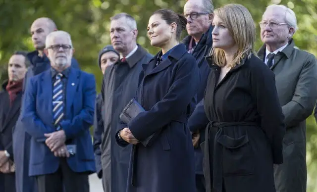 Crown Princess Victoria wore a navy blue coat by H&M. The Crown Princess wore a pleated skirt by H&M