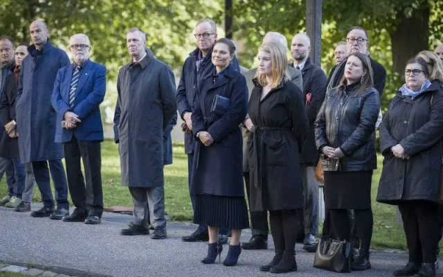 Crown Princess Victoria wore a navy blue coat by H&M. The Crown Princess wore a pleated skirt by H&M