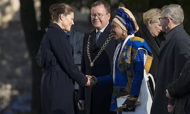 Crown Princess Victoria wore a navy blue coat by H&M. The Crown Princess wore a pleated skirt by H&M