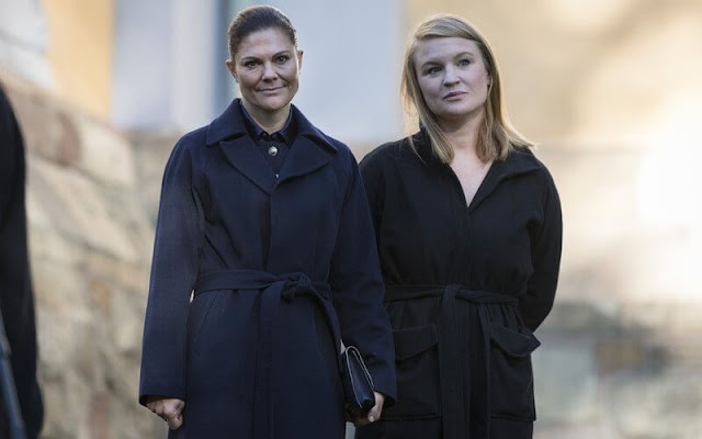 Crown Princess Victoria wore a navy blue coat by H&M. The Crown Princess wore a pleated skirt by H&M