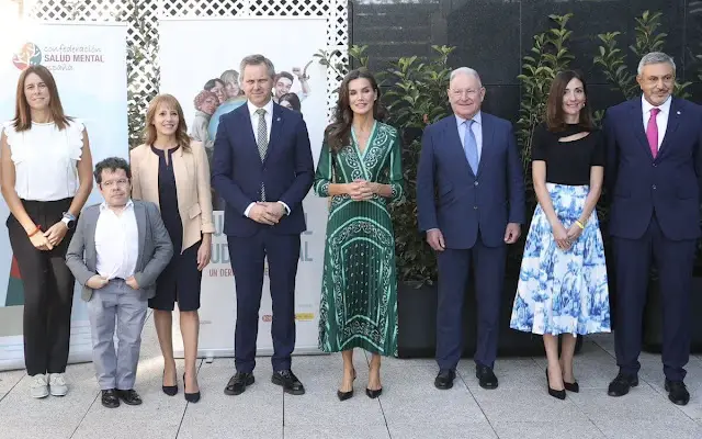 Queen Letizia wore a green scarf print midi dress by Sandro. Carolina Hererea black leather bag. Carolina Herrera pumps