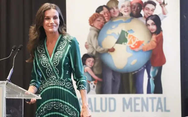 Queen Letizia wore a green scarf print midi dress by Sandro. Carolina Hererea black leather bag. Carolina Herrera pumps