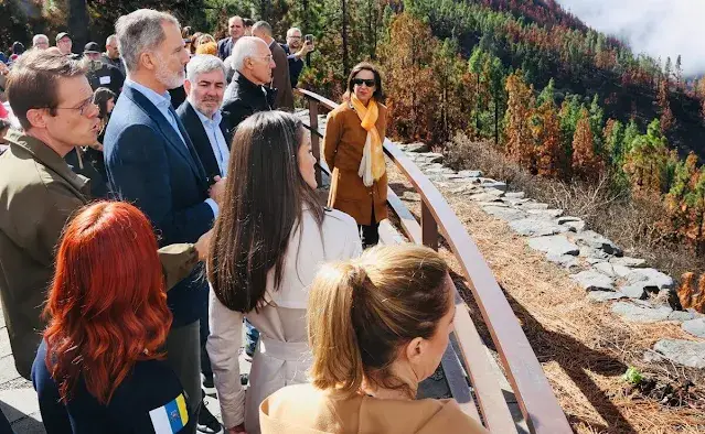 Queen Letizia wore trousers by Mango. Hugo Boss sweater. Beige trench coat by Carolina Herrera