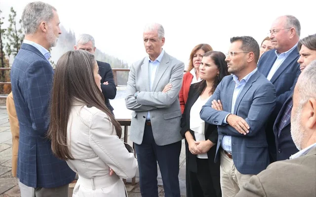 Queen Letizia wore trousers by Mango. Hugo Boss sweater. Beige trench coat by Carolina Herrera