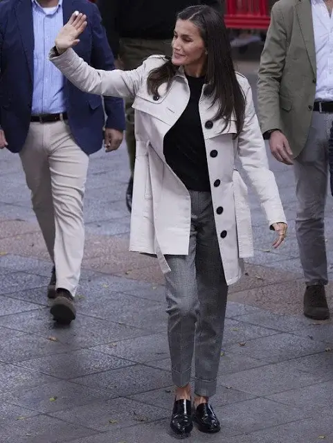 Queen Letizia wore trousers by Mango. Hugo Boss sweater. Beige trench coat by Carolina Herrera