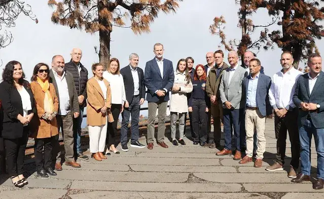 Queen Letizia wore trousers by Mango. Hugo Boss sweater. Beige trench coat by Carolina Herrera