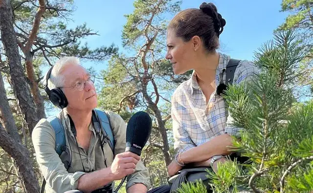 Crown Princess Victoria wore a stretch shirt by Fjallraven. Dog Rio. Tyresta National Park