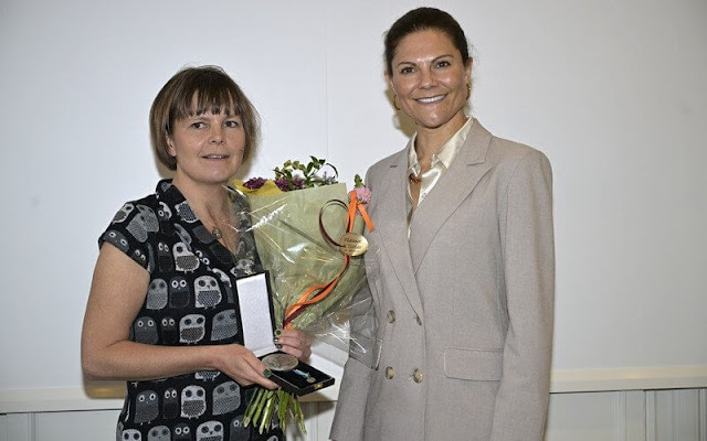 Crown Princess Victoria wore a Sandy blazer from By Malina. Vesna W Meghan goldbeige silk blouse. Therese Lindgren