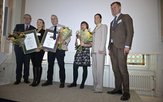 Crown Princess Victoria wore a Sandy blazer from By Malina. Vesna W Meghan goldbeige silk blouse. Therese Lindgren