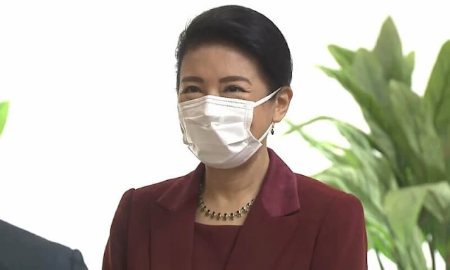 Empress Masako wore a wine red burgundy blazer suit, and ruby earrings. Tenno Sho Autumn Races in Fuchu City