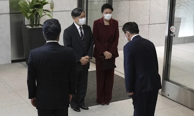 Empress Masako wore a wine red burgundy blazer suit, and ruby earrings. Tenno Sho Autumn Races in Fuchu City