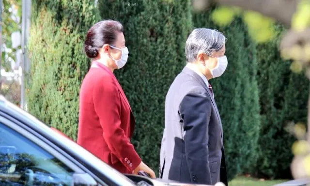 Empress Masako wore a wine red burgundy blazer suit, and ruby earrings. Tenno Sho Autumn Races in Fuchu City