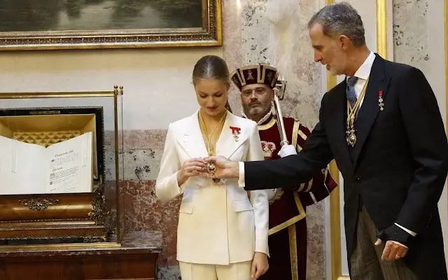 Princess Leonor wore a white suit by Sastreria Serna. Queen Letizia in Carolina Herrera. Infanta Sofia wore a Verdie dress by Erdem