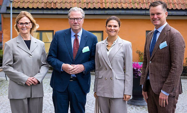 Crown Princess Victoria wore a Sandy blazer from By Malina. Vesna W Meghan goldbeige silk blouse. Therese Lindgren