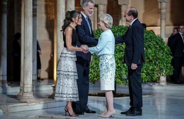 Carolina Herrera Fall 2017 Collection. Queen Letizia is wearing two-piece printed dress by Carolina Herrera