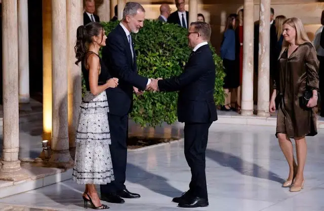 Carolina Herrera Fall 2017 Collection. Queen Letizia is wearing two-piece printed dress by Carolina Herrera