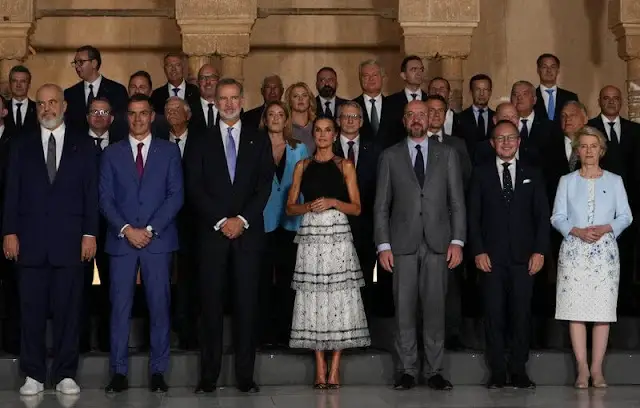 Carolina Herrera Fall 2017 Collection. Queen Letizia is wearing two-piece printed dress by Carolina Herrera