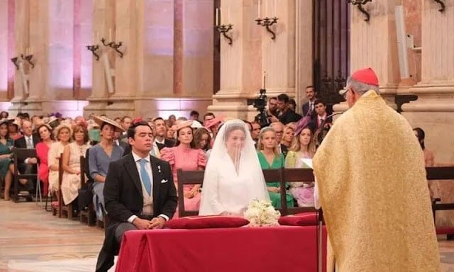 Infanta Maria wore the diamond tiara of the last Queen of Portugal, Queen Amelie. Luzia do Nascimento wedding gown