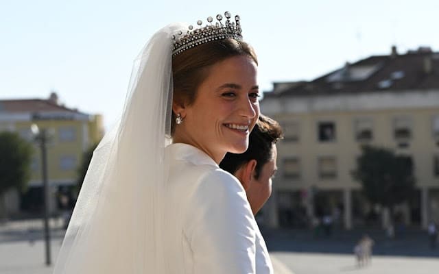 Infanta Maria wore the diamond tiara of the last Queen of Portugal, Queen Amelie. Luzia do Nascimento wedding gown