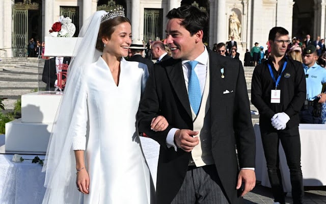 Infanta Maria wore the diamond tiara of the last Queen of Portugal, Queen Amelie. Luzia do Nascimento wedding gown