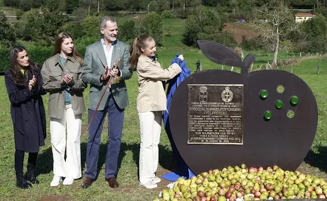 Queen Letizia wore a new jersey by Psophia. King Felipe, Crown Princess Leonor and Infanta Sofía