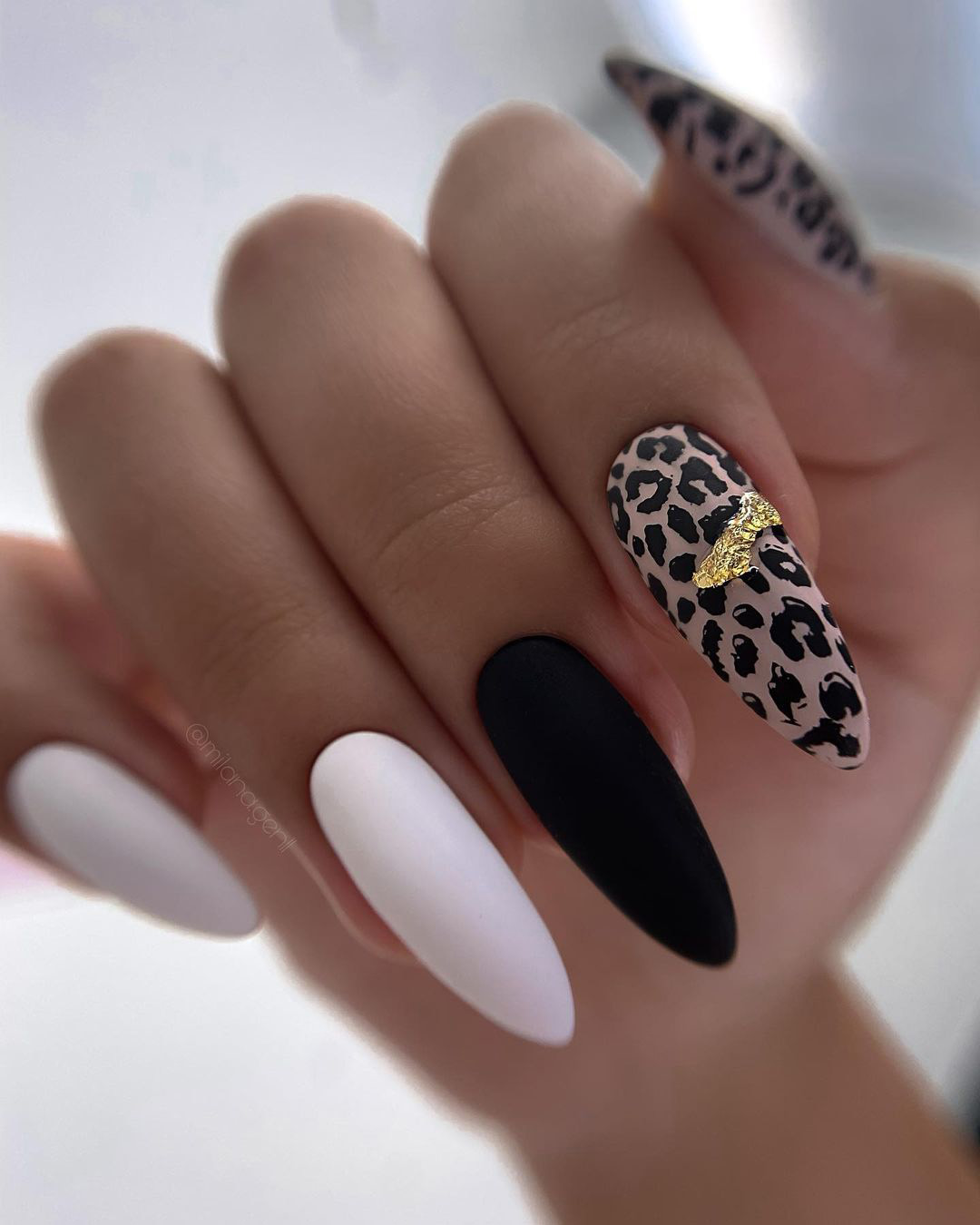 black and gold wedding nails accent on animal print milana.gen11 - Black and Gold Wedding Nail Designs
