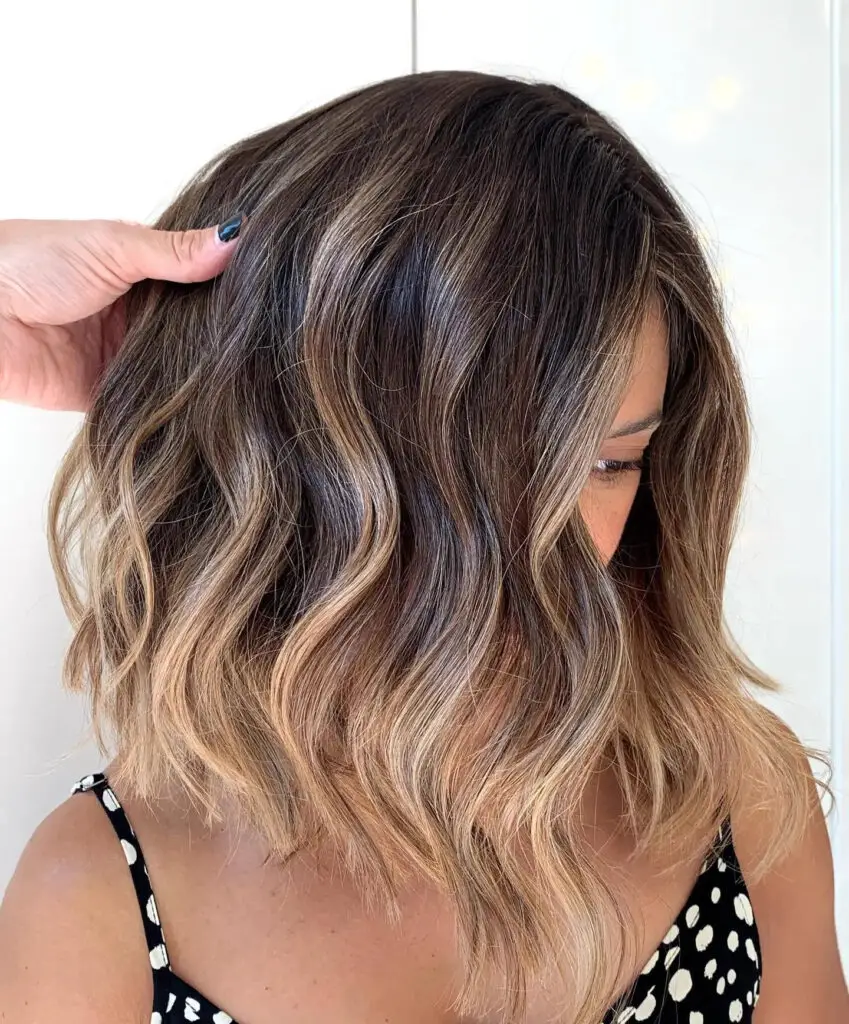 Elegance in Waves: Side-Parted Loose Waves with Highlights