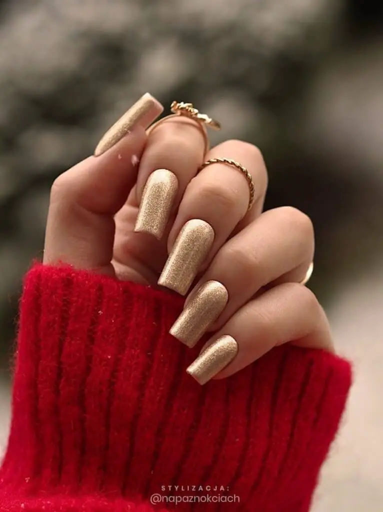 Glistening Gold Manicure: A Glamorous Winter Look