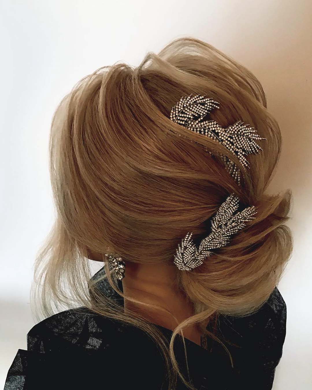 winter wedding hairstyles classic curly hairstyle juliafratichelli.bridalstylist