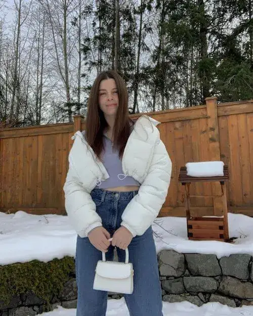 Modern Silhouette: Crop White Puffer Jacket, Polo Shirt, and Wide-Leg Denim