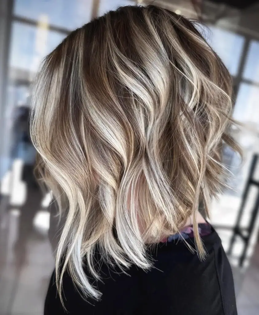 Gorgeous Highlights for Short Hair: Enhancing Short Wavy Hair with High-Contrast Highlights