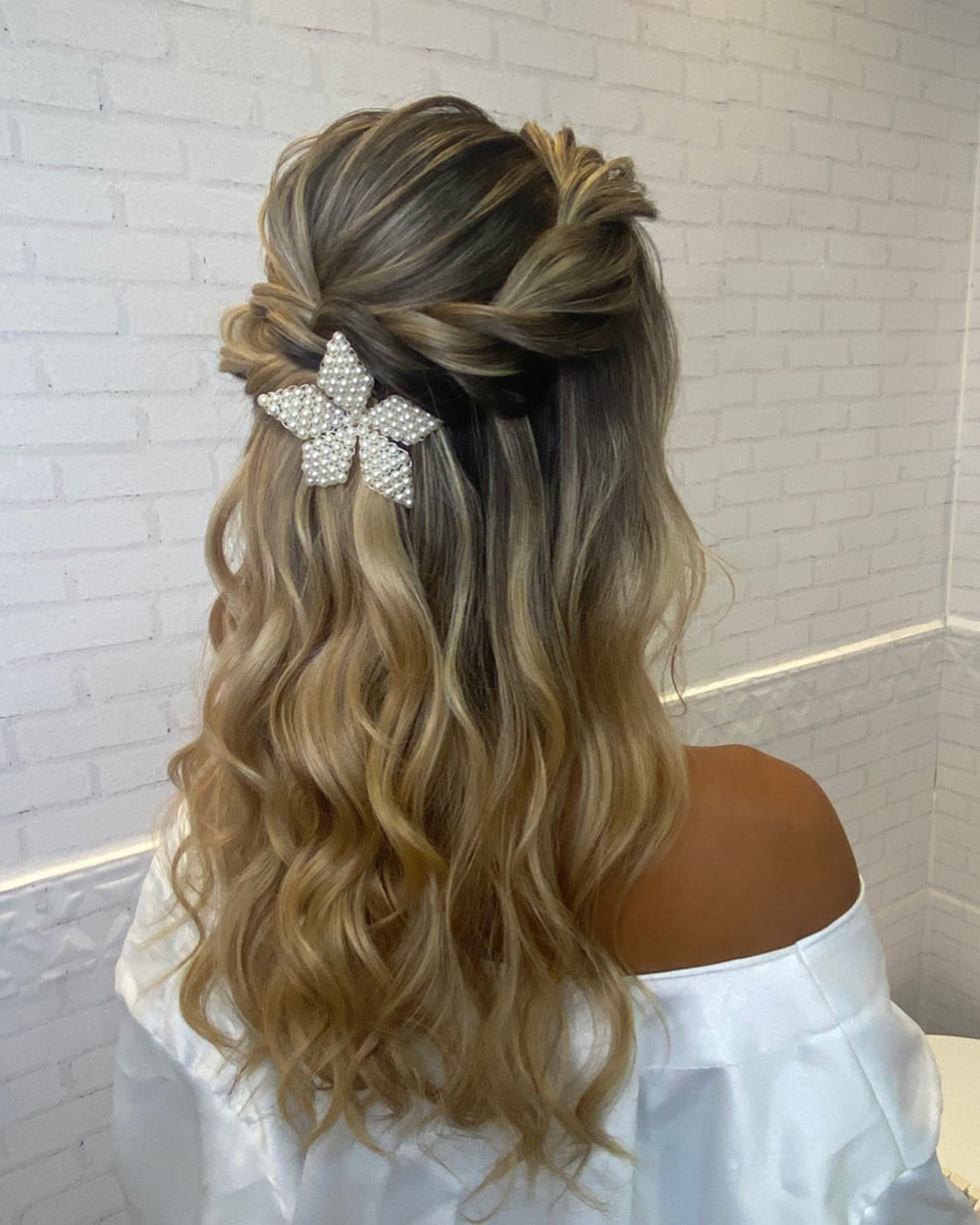 winter wedding hairstyles half up with snowflake pearly pin penteadoslucena