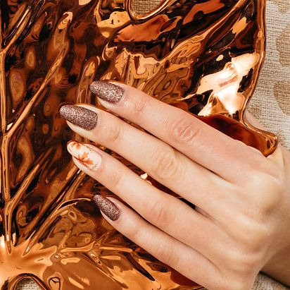 Mauve Glitter with Leaf Detail: Sophisticated Thanksgiving Nail Art