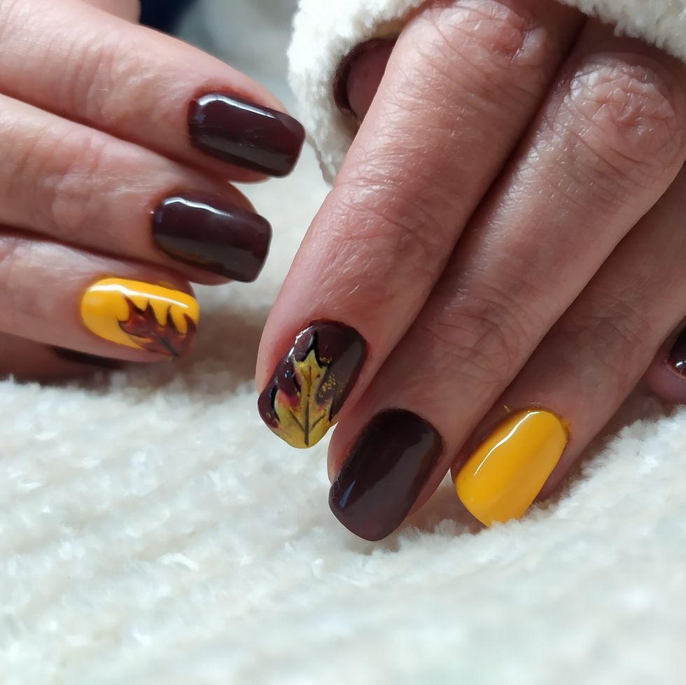 Fall Leaf Nails: Embracing Autumn Vibes