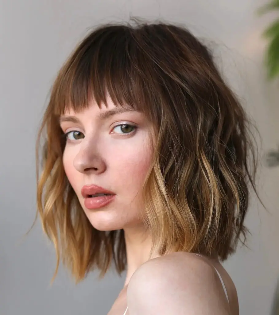 Short Hair Radiance: Honey Blonde Ombre Delight