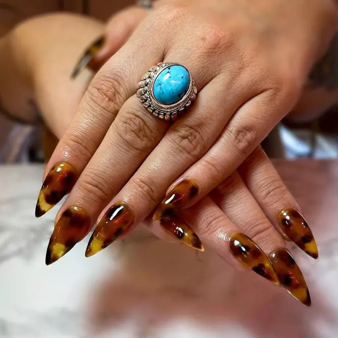 Tortoiseshell Thanksgiving Nails: A Stylish Holiday Choice