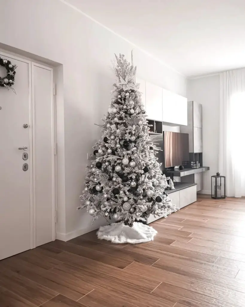 Winter Serenity: Ideas for a White and Silver Themed Christmas Tree