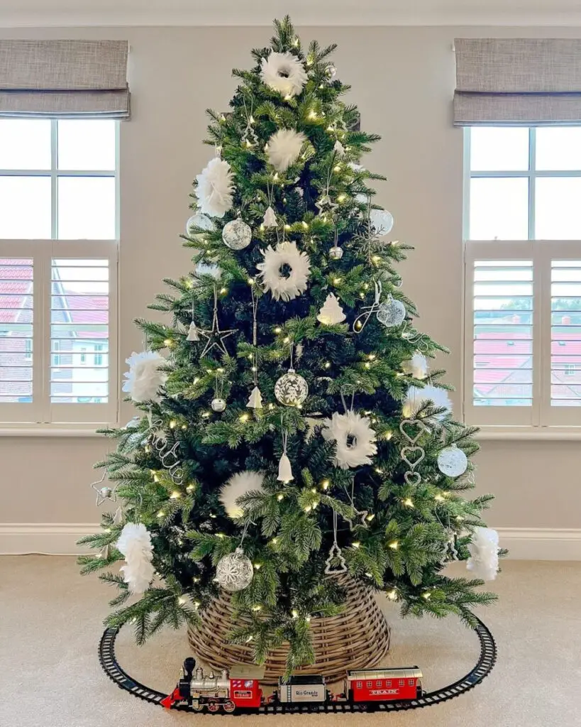Pure Elegance - White Christmas Tree Decor Ideas