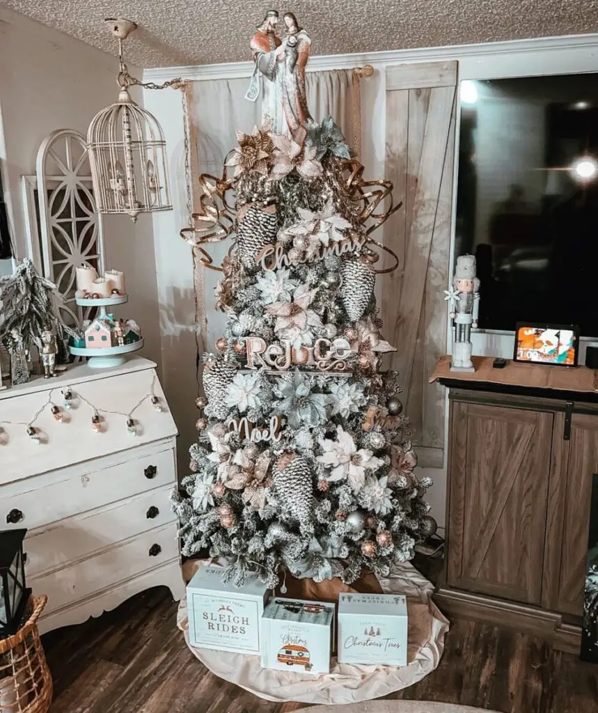 Timeless Glamour: Ideas for Gold and Silver Christmas Trees