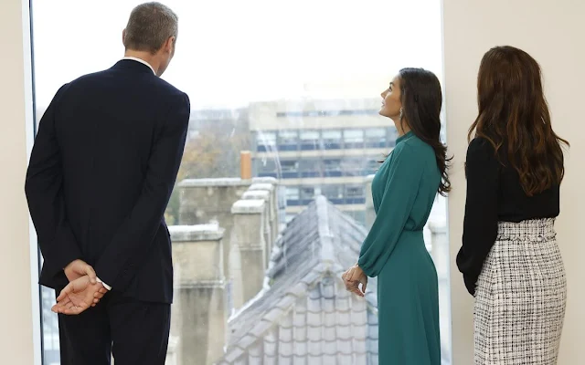 Queen Letizia wore a green ranglan green midi dress by Dandara. Carolina Herrera camel wool coat