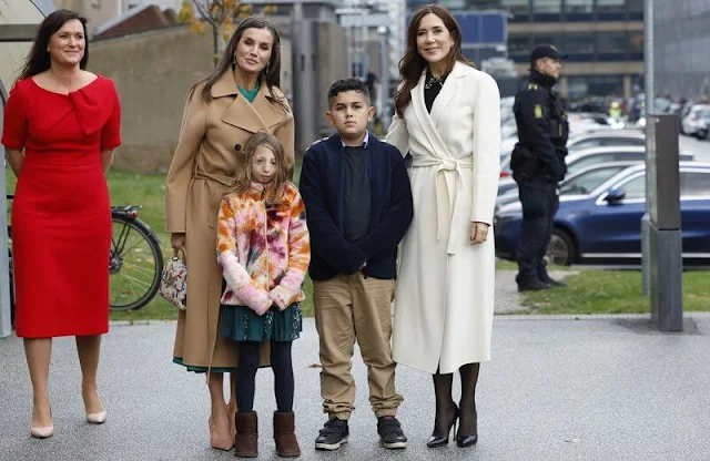 Queen Letizia wore a green ranglan green midi dress by Dandara. Carolina Herrera camel wool coat