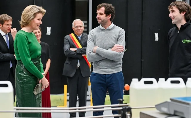Queen Mathilde wore a jacquard coat by Zara at the headquarters of Realco. The meeting was organized by The Shift