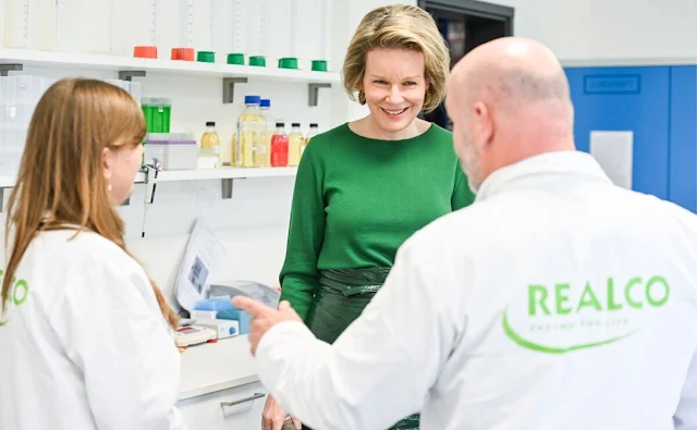 Queen Mathilde wore a jacquard coat by Zara at the headquarters of Realco. The meeting was organized by The Shift