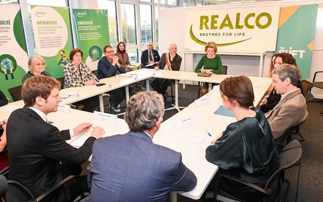 Queen Mathilde wore a jacquard coat by Zara at the headquarters of Realco. The meeting was organized by The Shift