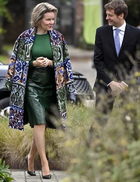 Queen Mathilde wore a jacquard coat by Zara at the headquarters of Realco. The meeting was organized by The Shift