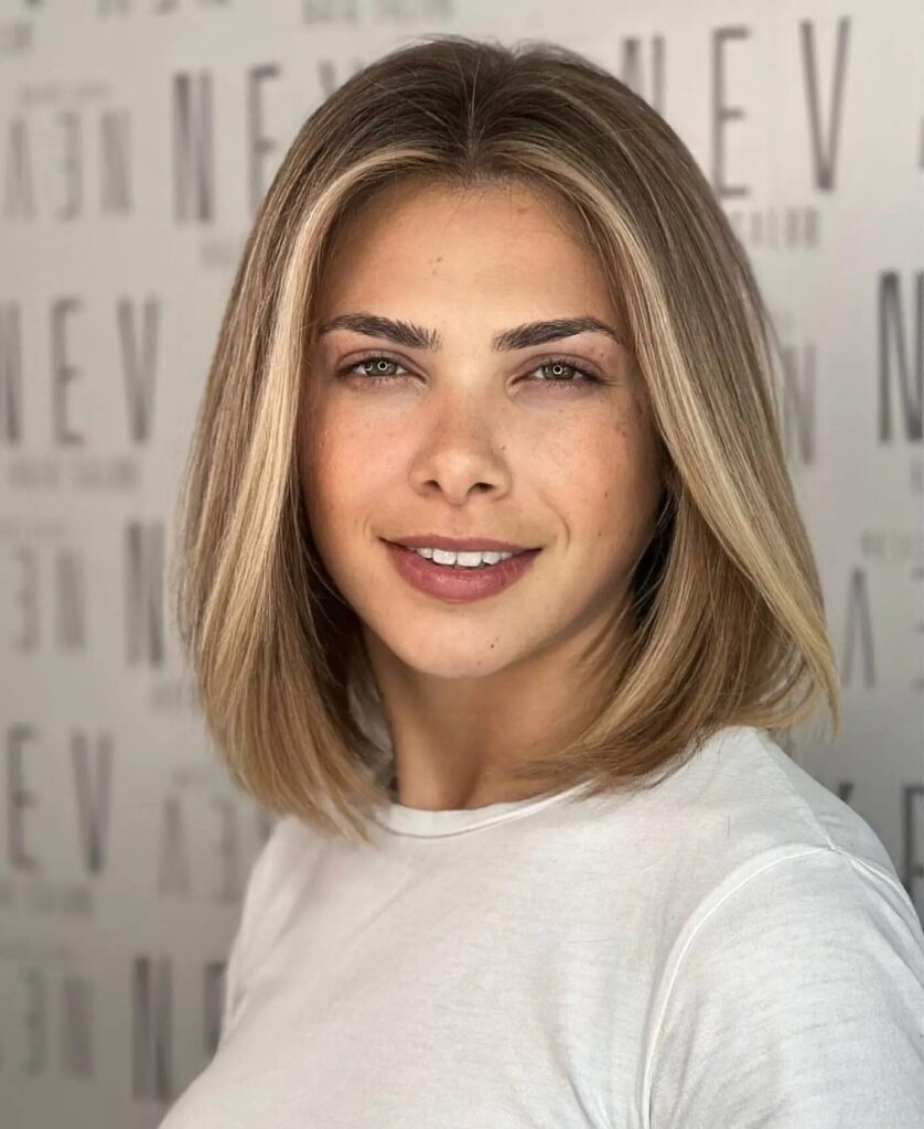 Best Haircuts For Triangle Face Shape; Medium Bob with Face-Framing Highlights