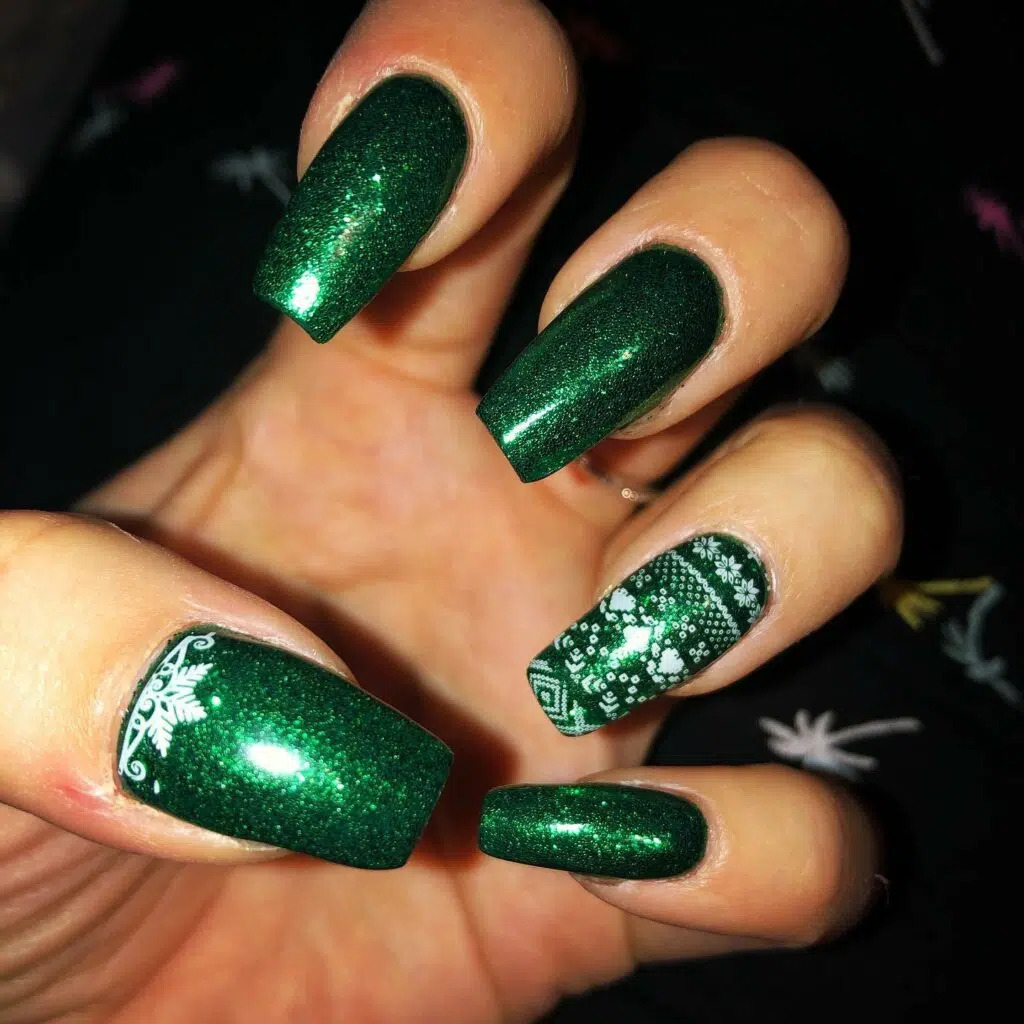 Emerald Green Elegance: Christmas Nail Trends