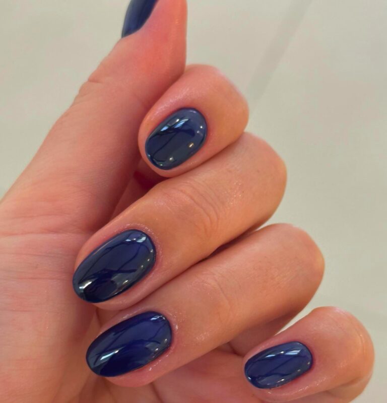 Tori's Glossy Winter Nails: Sleek and Trendy