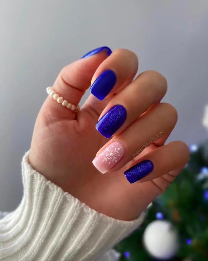 Paulina's Christmas Blue: Festive Holiday Nail Delight